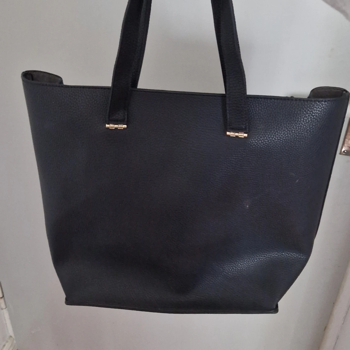 Svart axelväska med dragkedjor - 2