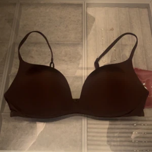 Gioia bh - Populär gioia pushup bh från intimissimi, fint skick utom en liten defekt som knappt syns, visas på sista bilden💕