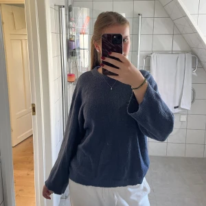 Mörkblå stickad tröja - Fin mörkblå stickad tröja från lager 157, storlek S💙