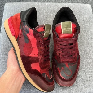 Valentino rockrunners  - Säljer dessa stört feta rockrunners i en brutalt fet färg! Skick: 8/10! Size: 40 fits 41! Dustbag ingår vid köp! Hör av dig vid minsta fundering. Tryck gärna på ”köp nu” 🙌🤩
