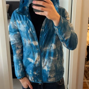 Woolrich windbreaker - Hej, säljer min extremt fina och eftertraktade vindjacka från märket woolrich i fint sick. Jackan är i L och passar fint oavsett tillfället. Skriv vid funderingar!