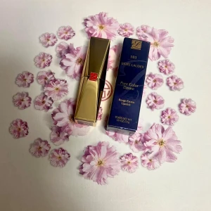 Estée Lauder Pure Color Desire 103 - Snyggt läppstift från Estée Lauder i nyansen 103 Risk It. Kommer i en lyxig guldig hylsa med röd detalj och originalförpackning. Färgen är en djup röd som ger ett statement till looken. Perfekt för dig som vill ha en klassisk och elegant touch på läpparna.Helt ny engast testad färg på handen.