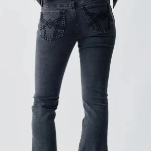 Mörkgrå bootcut jeans - Snygga svarta bootcut jeans från Gina💗                    Superfina men säljer då de tyvärr inte används. Är använda en gång och har inga tecken på slitage🫶🏻