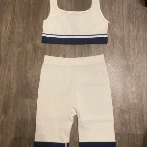 Fint set från Zara med topp och shorts - Fint set från Zara. Storlek M/L i toppen och XS/S i byxorna. Aldrig använt, endast testat.