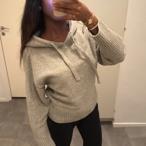 Stickad hoodie med snörning - Supermysig ljusgrå stickad hoodie med breda ribbade muddar och snörning i huvan 🧚🏾‍♀️🎀