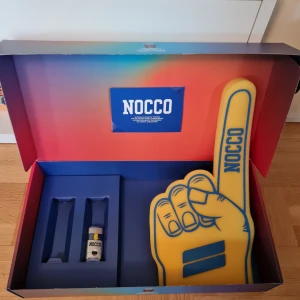 NOCCO supporterlåda Hockey VM 2025 - Nocco supporterlåda för Hockey VM 2025.  Limiterad upplaga som ej går att köpa.  Innehåll i låda: 1st Ansiktsmålnings stick (Gul&Blå) från NOCCO. 1st Gummivante ”Foam hand” från NOCCO med Tre kronor.  NOCCO är sponsor till Hockey VM i Stockholm - Herning därav den limiterade utgåvan av denna lådan.
