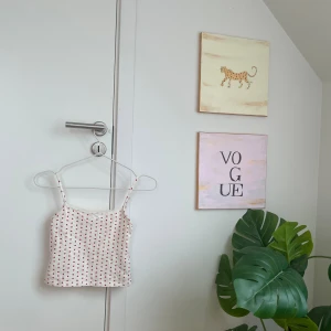 Vit linnetopp med röda hjärtan Gina Tricot - Supersöt vit linnetopp från Gina Tricot med små röda hjärtan över hela tyget. Spaghettiband och spetskant upptill samt en liten rosett framtill. Perfekt för dig som gillar gulliga detaljer och mjuka material. (Aldrig använd) 💞