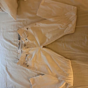 Vita miss me jeans - Säljer ett par lågmifjade vita miss me jeans som är lite skinny för att dom inte passar mig så bra 