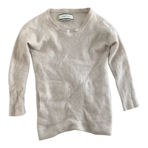 Beige stickad tröja By Malene Birger strl XXS - Supermjuk beige stickad tröja från By Malene Birger med rund halsringning och trekvartsärm. Tröjan är gjord i en lyxig mix av ull, kid mohair och polyamid med lite stretch för extra komfort. Perfekt för lager-på-lager under höst och vinter. Xxs passar Xs med.