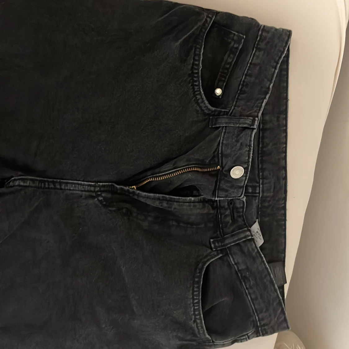 Svarta raka jeans med rå kant - 1