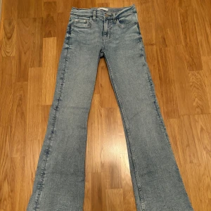 Lågmidjade botcout jeans  - Snygga ljusblå jeans från Gina tricot med klassisk femficksdesign och bootcut-ben. Jeansen har normal passform och är lågmidjade. Endast använda vid några enstaka tillfällen. Inga defekter eller liknande. 