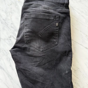 Svarta Dondup George Jeans - Svarta/Gråa Dondup George Jeans | Storlek 34 | Nypris - Ca 4000 | Finns defekt ( Se bild 4 ) Där det råkats riva upp ett hål, lagat av en skräddare | Eftersom defekten blir mitt pris 700 | Frågor? Bara att skicka ett PM!