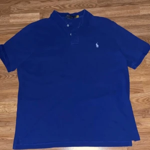 Marinblå Polo Ralph Lauren piké - Säljer nu denna assköna pikén från Polo Ralph lauren som passar till precis allt! Hör av dig vid frågor o funderingar!