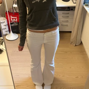 Vita jeans/kostymbyxor - Supersnygga lågmidjade bootcut jeans/kostymbyxor, passar mig som är 172💝