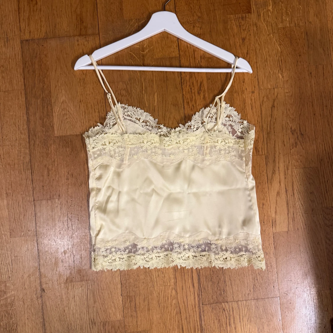 Champagnefärgad spetslinne i satin XS-S - 2