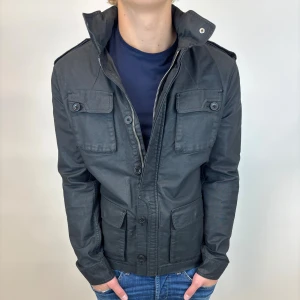 Field jacka - Hej, säljer nu denna väldigt snygga och eftertraktade Field jackan som är perfekt nu till hösten/ vintern! Storlek M  Bra skick  Fraktas spårbart vis Instabox, PostNord eller bring!  Vid minsta lilla fundering så är det bara att höra av sig! 