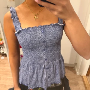 Gullig topp  - Nytt skick.