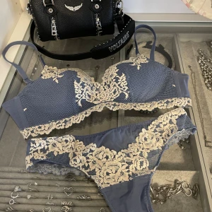 Spetsset från Intimissmi, utgått - Helt nytt blått set från Intimissimi med blommig spets. Bh storlek 70c, trosor i S. Finns inte att köpa längre! Säljer hela för 750kr, nypris över 900kr!  