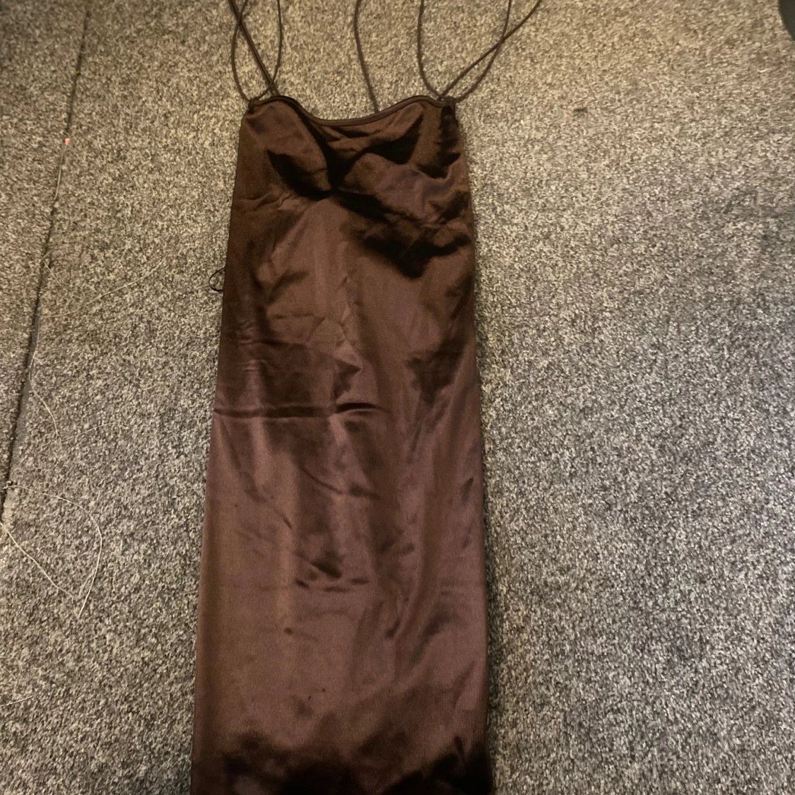 Brun långklänning med tunna axelband