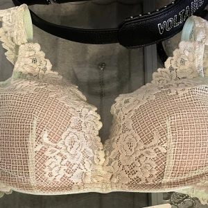 Ny spetsbh från Intimissimi - Superfin bh i spets från Intimissimi med blommigt mönster samt axelband med spets. Storlek 70 C. Helt ny med prislapp!