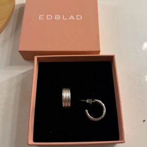 Silver hoops  - Snygga silver hoops med stilren, rund form och räfflad detalj. Perfekt för dig som gillar minimalistisk design med en twist. 