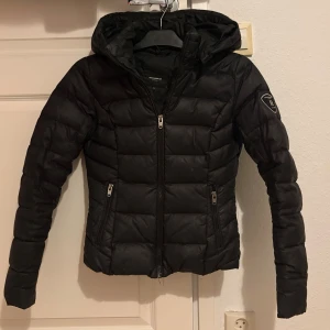 Rock and blue jacka - Säljer min svarta rock and blue jacka i storlek 34 som passar mig som har xs i vanliga fall. Den är använd 2 vintrar sparsamt. Har ett pyttelitet hål bak som inte alls syns mycket. Fler bilder kan skickas om det önskas! (Har pälsen till men de är ej äkta päls!)