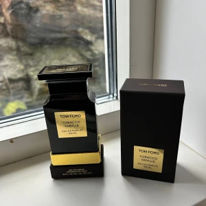 Tom Ford Tobacco Vanille 100ml - Riktigt lyxig Eau de Parfum från Tom Ford, Tobacco Vanille, 100 ml. Den är helt oanvänd med något testspray, nypris ligger på 3800 men säljer nu för 1700!🙌 Köpte den i USA i somras men säljer nu då jag behöver pengar, äkthetsbevis finns vid förfrågan🤝Skriv gärna vid eventuella frågor!