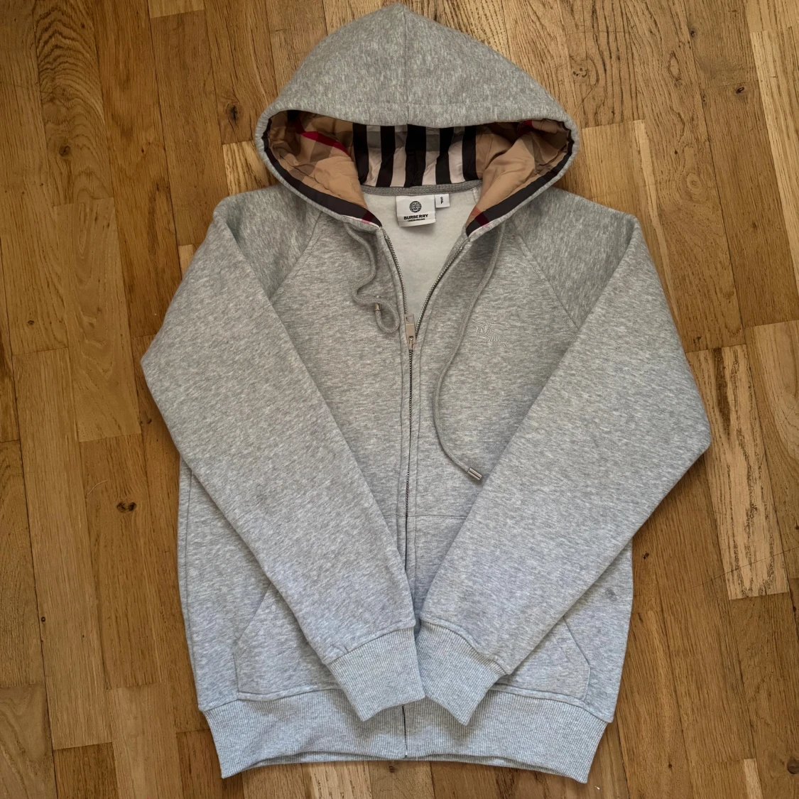 Grå hoodie från Burberry med dragkedja