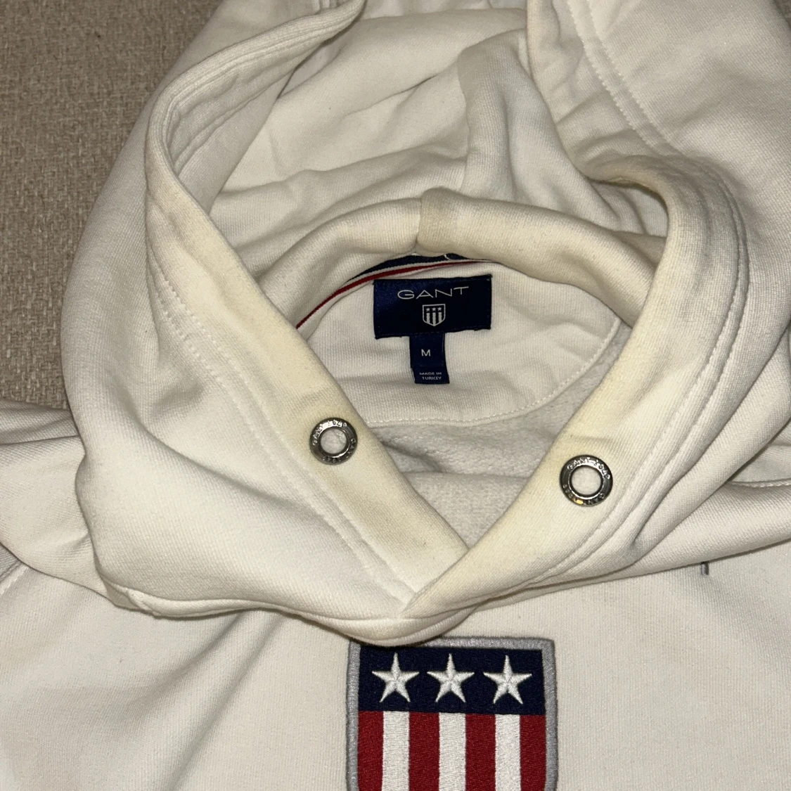 Vit hoodie från GANT med emblem - 1