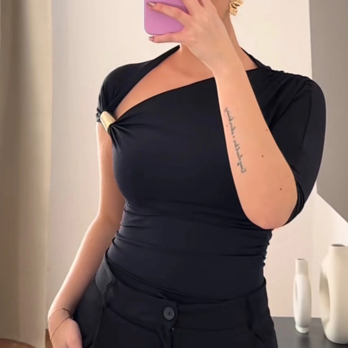 Mörkblå asymmetrisk topp med metallspänne