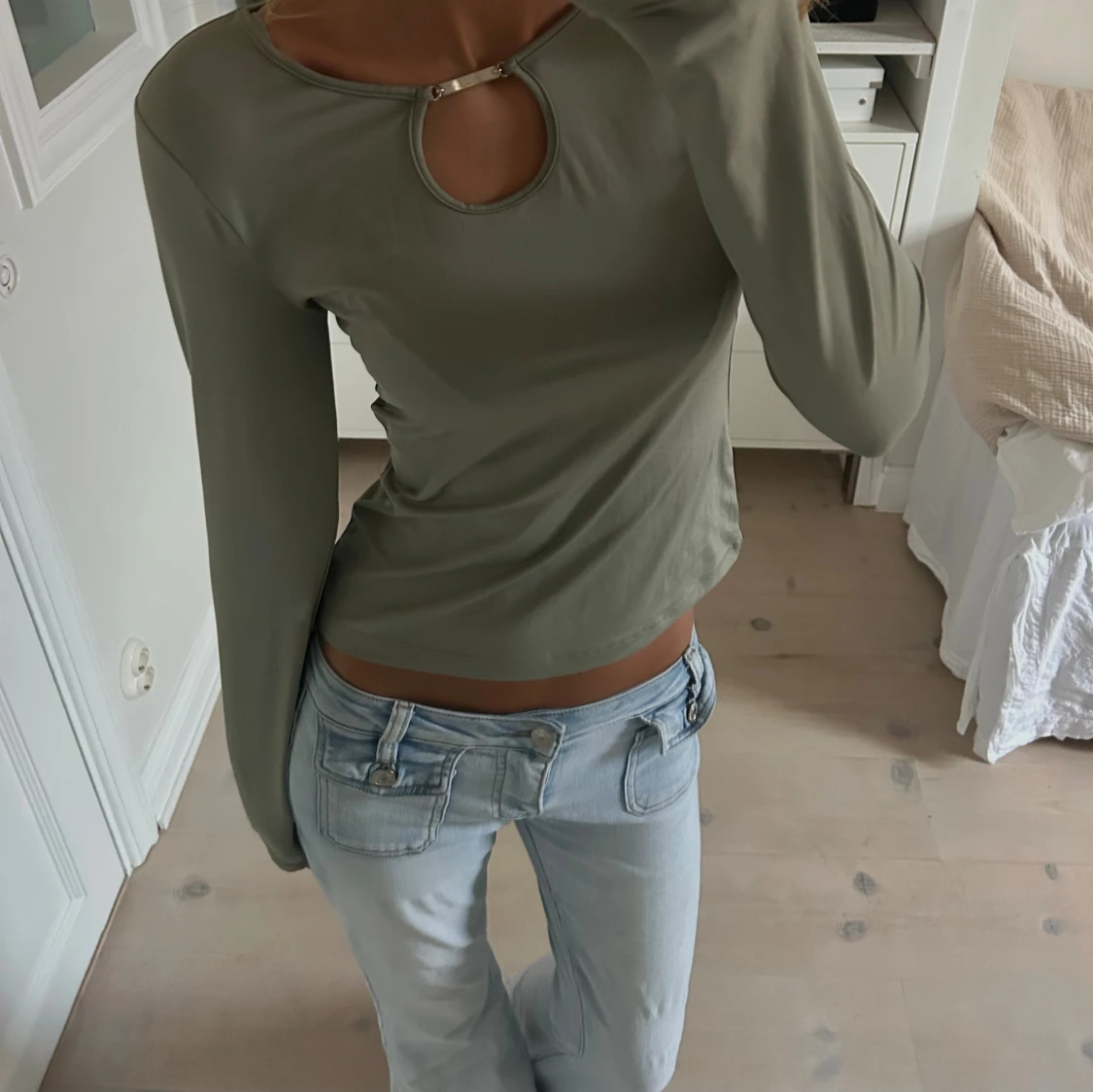 Olivgrön långärmad topp med cut-out - 1