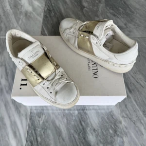 Valentino skor - Valentino Open - Skick: Bra skick - Storlek 36 - Tillbehör: Valentino kort - Nypris: 6000kr - TrendWardrobe