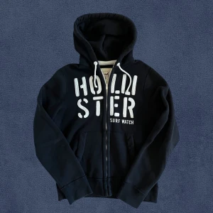 Hollister Hoodie - Säljer denna sjukt snygga o trendiga hoodien från Hollister, i ett riktigt bra skick. Storlek L, passar även M. Längd: 66, bredd: 50, arm: 63. Modellen är 183, 67kg. Skriv vid frågor