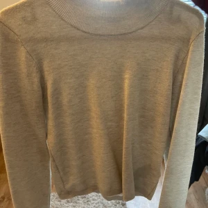 Beige tröja  - Beige tröja med högre krage ifrån Gina tricot, storlek S, använd kanske 2-3 gånger 💕
