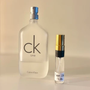 Ck One 5ml - Parfymprov på 5ml av Calvin Kleins Parfym Ck One 🤎Vid köp av 3 eller fler testparfymer skickar jag med 1 bonus test som jag har hemma 😊  Skickar alltid i bubbelplast med bubbelkuvert 📦