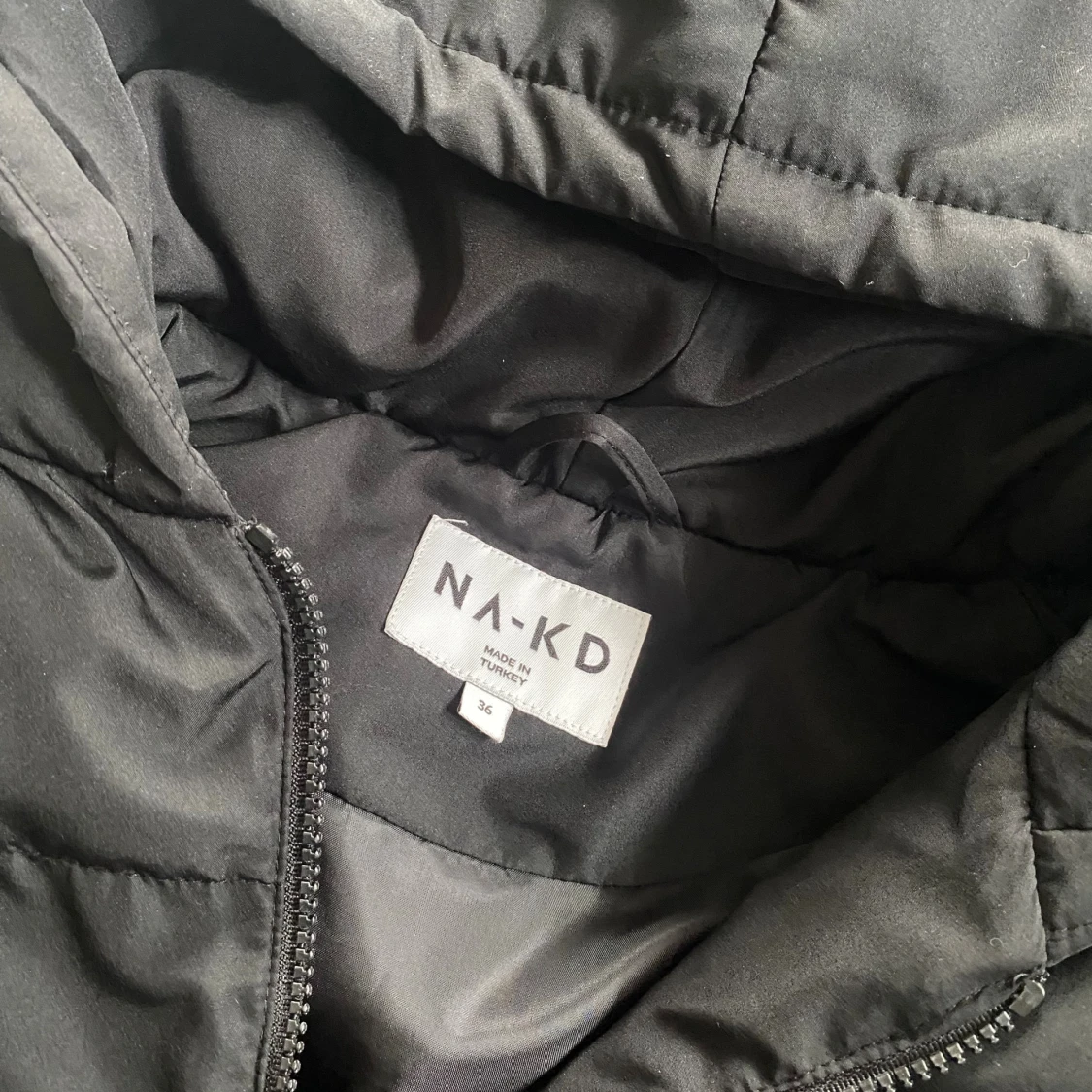 Dunväst med huva från NA-KD - 2