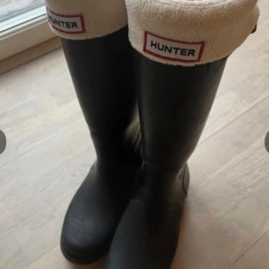 Hunter stövlar - Sköna snygga stövlar med fin fleccesocka. Sockorna är nyinköpta. Skriv för fler bilder! 