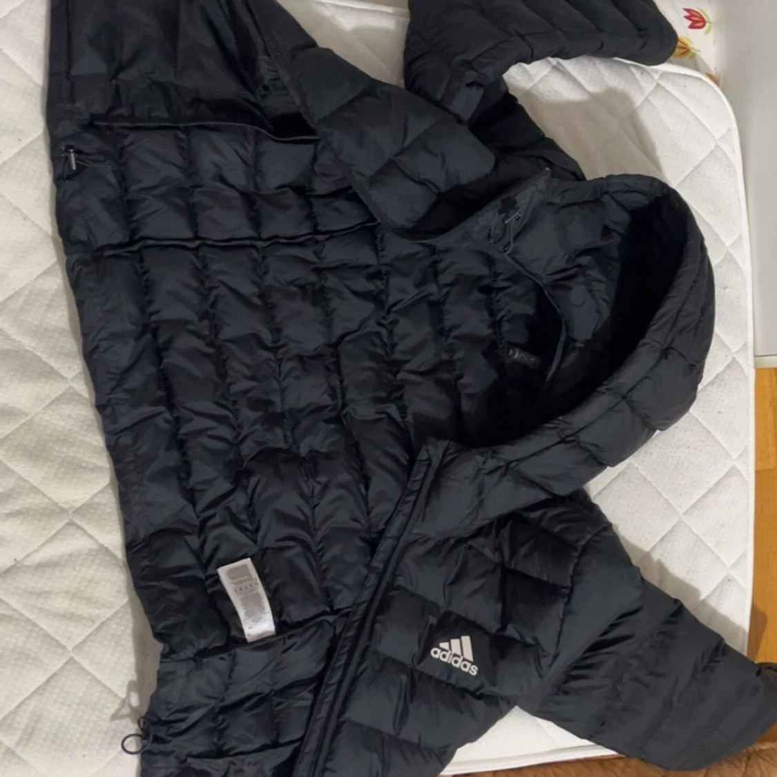 Svart dunjacka från Adidas med huva