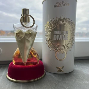 Jean Paul Gaultier Divine Parfym - Parfym från Jean Paul Gaultier med cool design och lyxig känsla. Doftar av liljor och har en somrig känsla. Håller bra och länge, använd men finns mer än hälften kvar i flaskan💛❤️