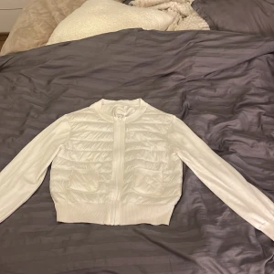 Gina tricot jacka. - Säljer min jacka som är från Gina Tricot. Jag har använt den 2 gånger. Den är i stl 170 och är bra för våren när de börjar bli lite varmare då den inte är så tjock. Pris kan diskuteras vid snabb affär.