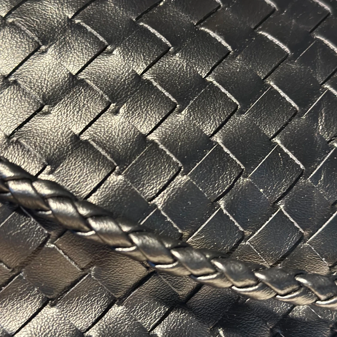 Bottega Veneta inspired Svart flätad handväska med gulddetalj - 4