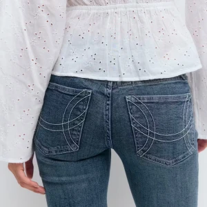 Ultra low bootcut jeans - Säljer mina ultra low bootcut jeans från Gina tricot! Har använt de några gånger men det är som i nyskick! Kostar 500 kr online. Skriv om ni har frågor eller vill ha mer bilder 🍁🍂