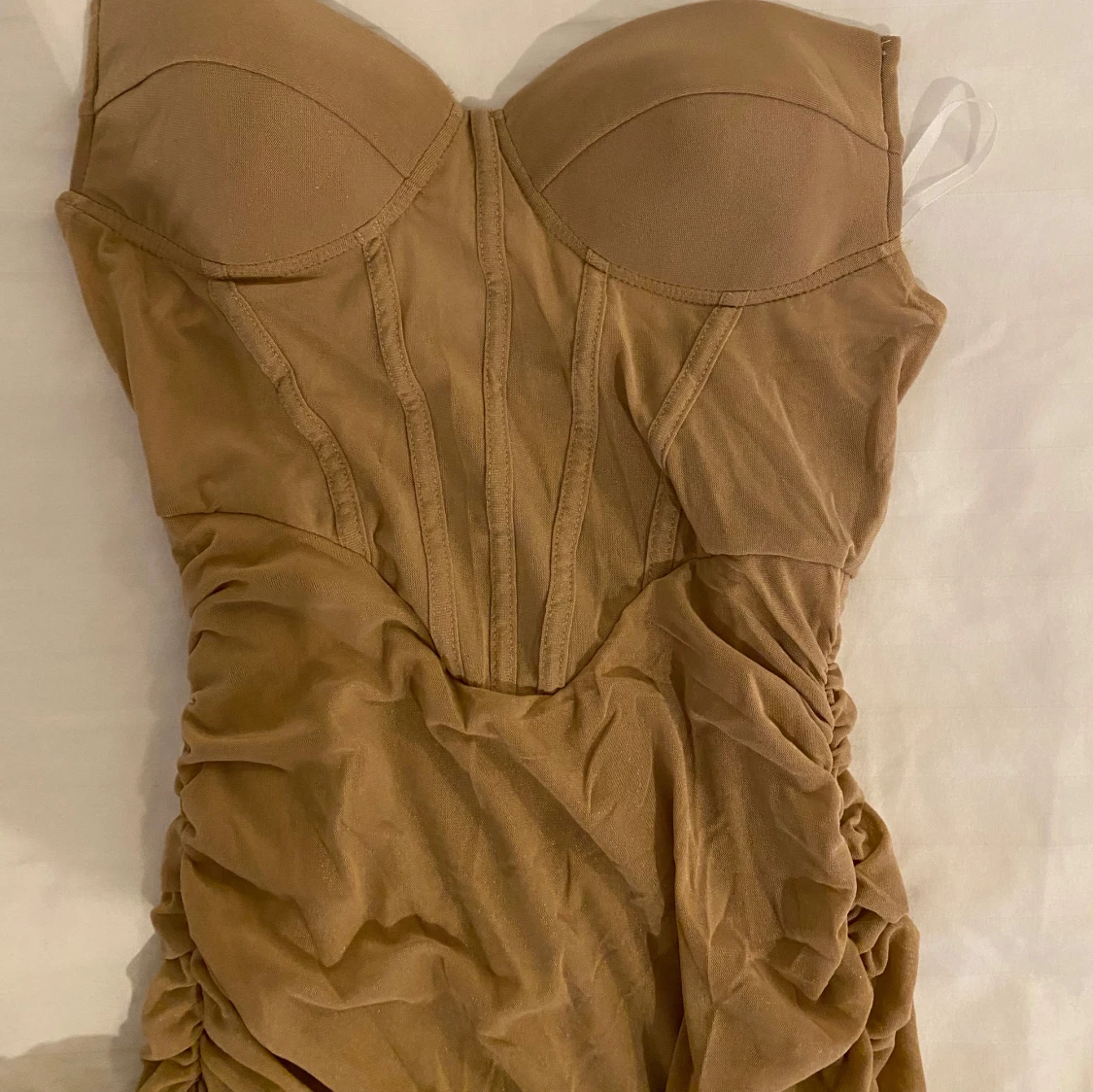 Beige strapless midiklänning - 4
