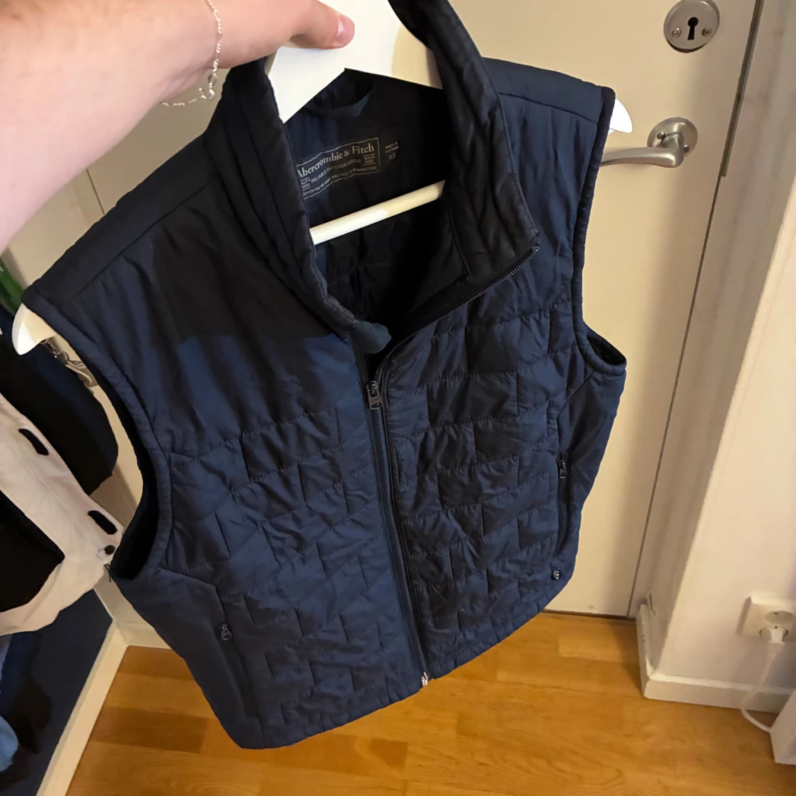 Mörkblå quiltad dunväst Abercrombie