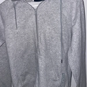 Zip hoodie från peak performance! - Säljer en zip hoodie från peak performance i storlek S, nypriset är någonstans över 1000kr men inte helt säker🥰Skriv vid frågor, pris kan diskuteras!
