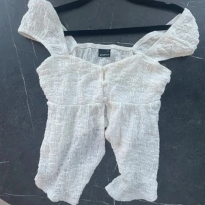 Vit blus från Gina Tricot - Säljer denna Gina tricot topp. Nyskick inga defekter. Köpt för 450 säljer för 179. Går ej att köpa längre💗skriv för fler bilder