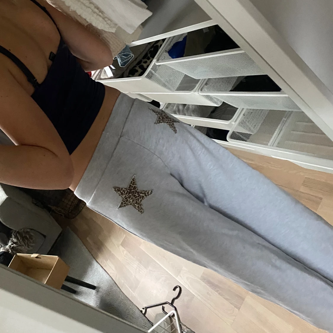 Grå mjukisbyxor med leopardstjärnor - 2