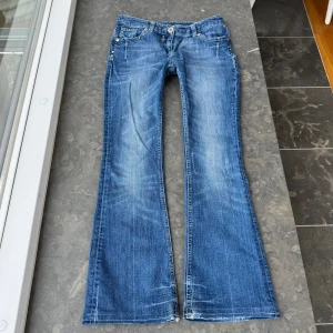 Lågmidjade jeans  - Väldigt fina jeans som tyvärr inte passar mig och har därför ingen bild på! Midjemått tvärsöver: 40cm Midjehöjd: 20cm Inerbens längd: 73cm. Jeansen skulle kunna vara uppsydda ner till men vet ej💕