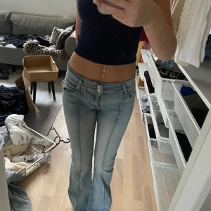 Ljusblå  jeans med låg midja - Säljer ett par jätte snygga ljusblå jeans med lågmidjade