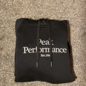 Peak performance  - Säljer denna peak performance hoodie då den tyvärr är för liten, nästan aldrig använd så den är som ny